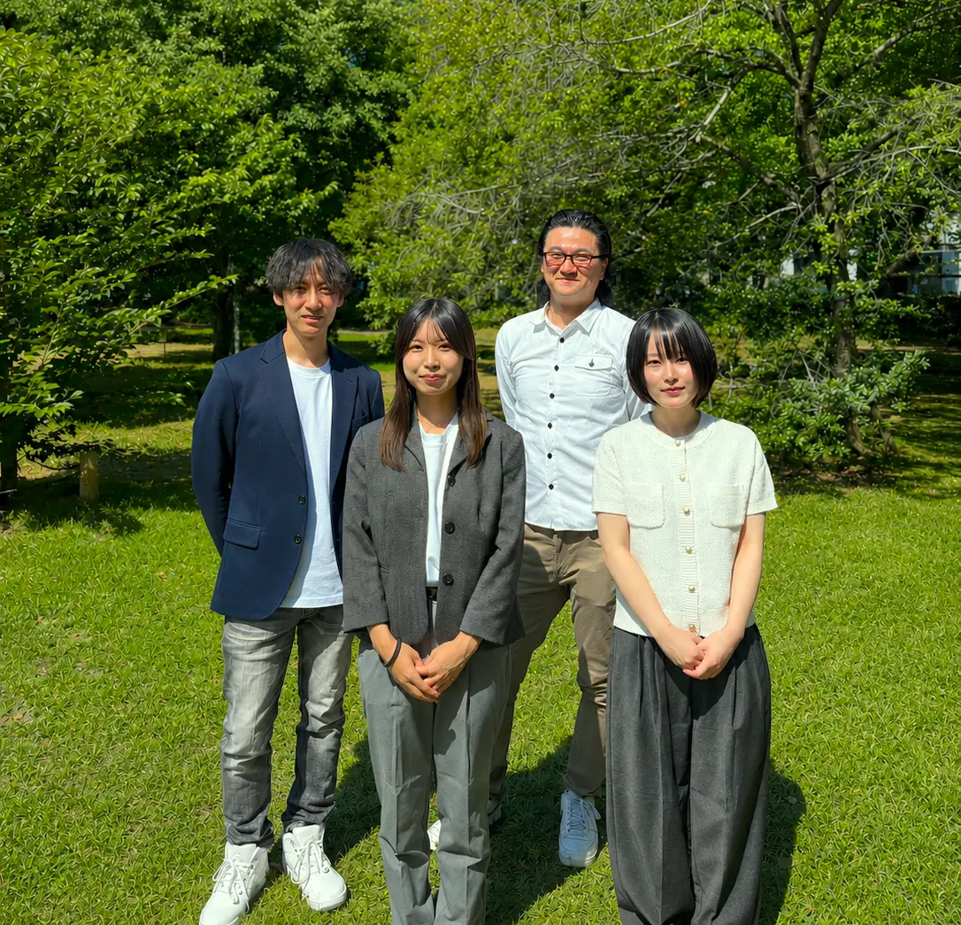 緑の中で並ぶ株式会社LIAのメンバー